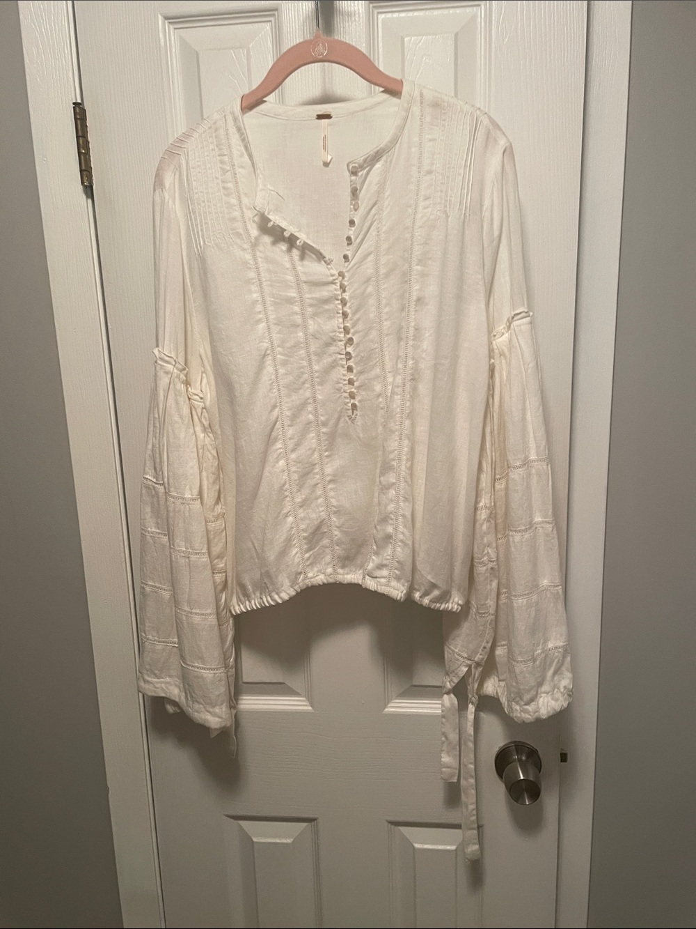 Free People size medium cute top with wide sleeves that can tie with